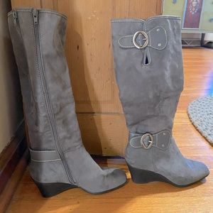 Aerosole A2 Boots, Gray, faux suede. EUC Barely worn Comfortable Like new !